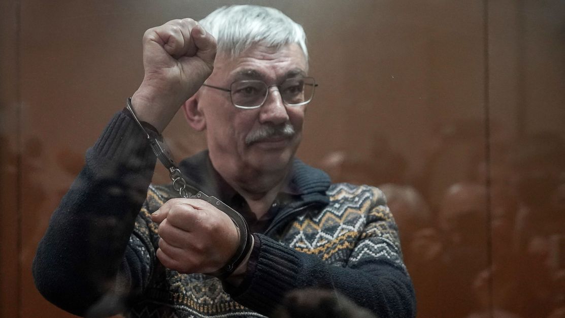 Rússia prende ativista de direitos humanos de grupo ganhador do prêmio Nobel
