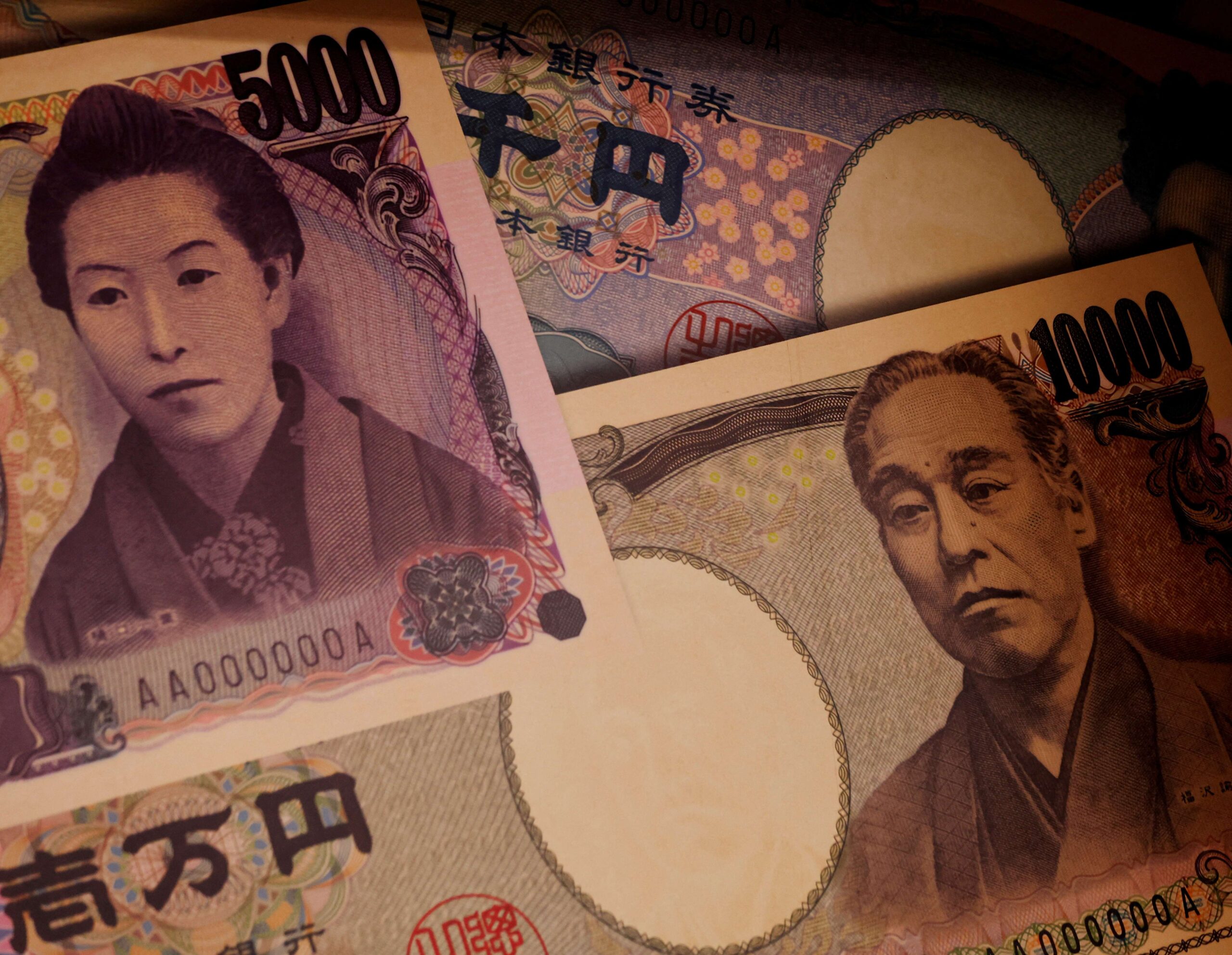 Dólar avança ante euro e iene, com dados em foco; iene renova mínimas em 34 anos