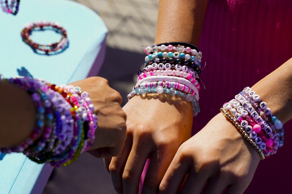 Bloquinhos sem pânico: o truque da pulseira DIY que virou febre entre pais e mães
