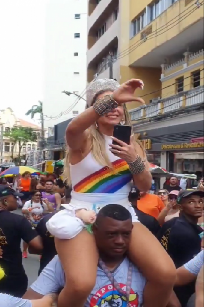 Carla Perez pede desculpas após críticas por subir nos ombros de segurança negro