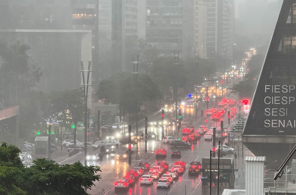 Cidade de SP registra 1.291km de lentidão e bate recorde de trânsito do ano
