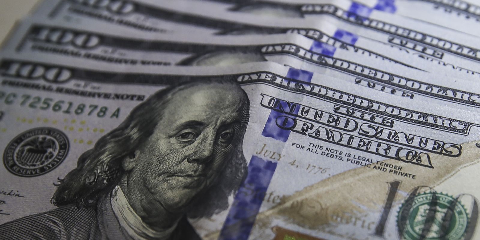 Dólar cai para R$ 5,22, em linha com o mercado externo