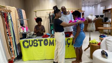 Estudantes de Salvador empreendem com customização de abadás em shoppings de Salvador | SECOM
