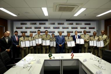 Governador assina 130 promoções e PMBA faz história com primeira mulher coronel da corporação | SECOM