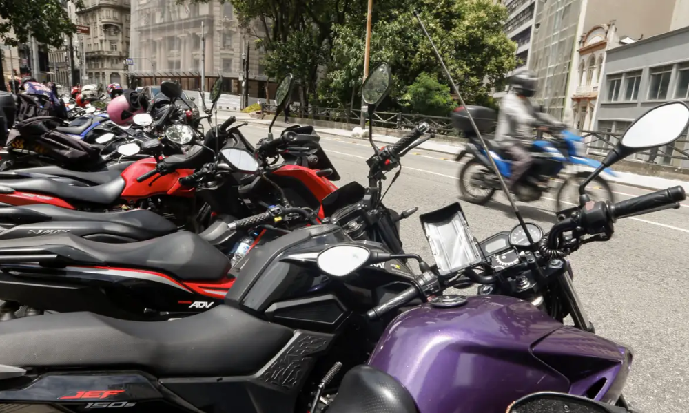 A tolerância técnica de decibéis e o risco de apreensão ao instalar um escapamento esportivo na moto