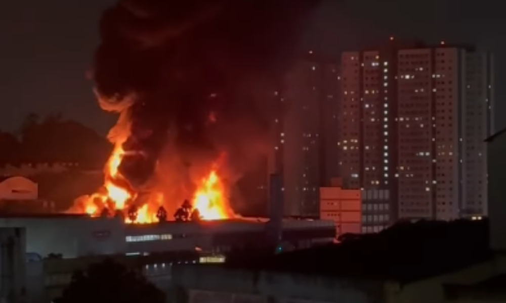 Incêndio de grandes proporções atinge distribuidora de tintas em Diadema