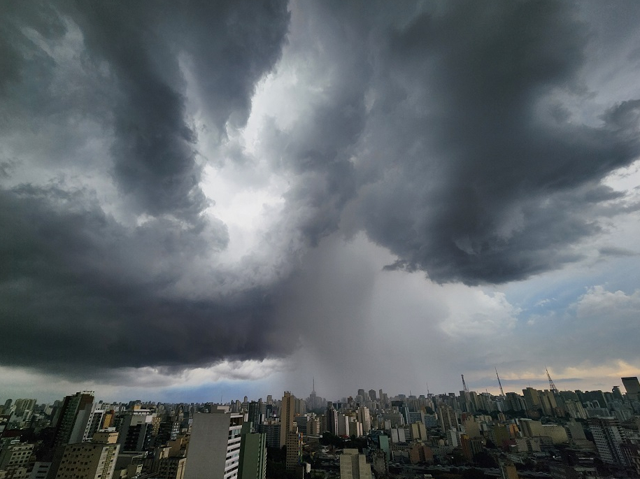 Inmet emite alerta de perigo para temporais em todo o país