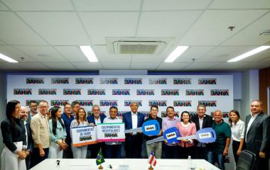 Caraíbas recebe vans para TFD e avança com novos investimentos do Estado em saúde, educação e infraestrutura | SECOM