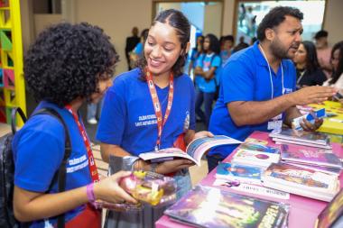 Estudantes da rede estadual celebram literatura, na abertura da Bienal do Livro Bahia 2026 | SECOM