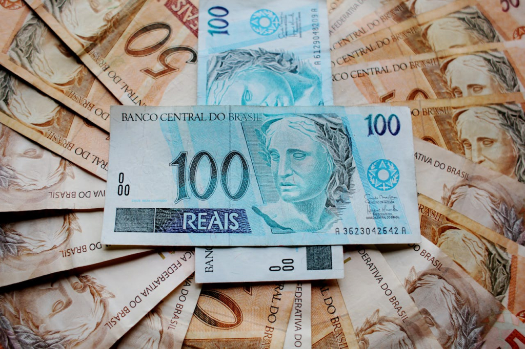 Governo estima salário mínimo de R$ 1.717 para 2027