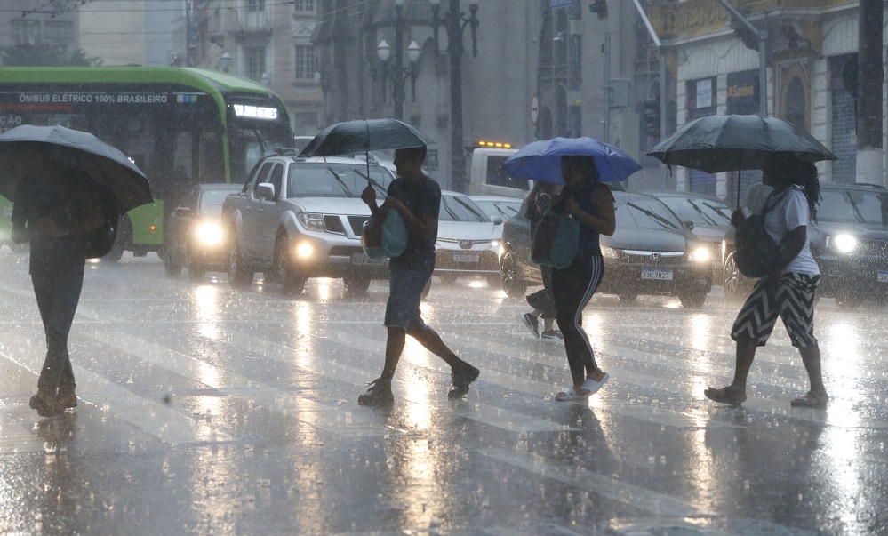 Inmet emite diversos alertas para chuvas no país; veja estados afetados