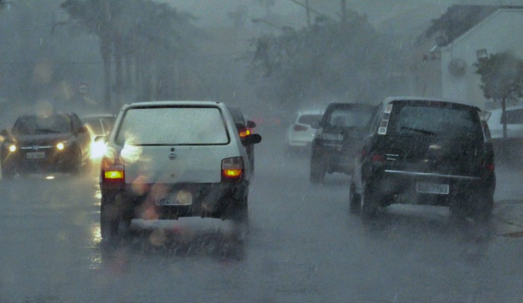 Pane elétrica na chuva: entenda as causas e como evitar o problema