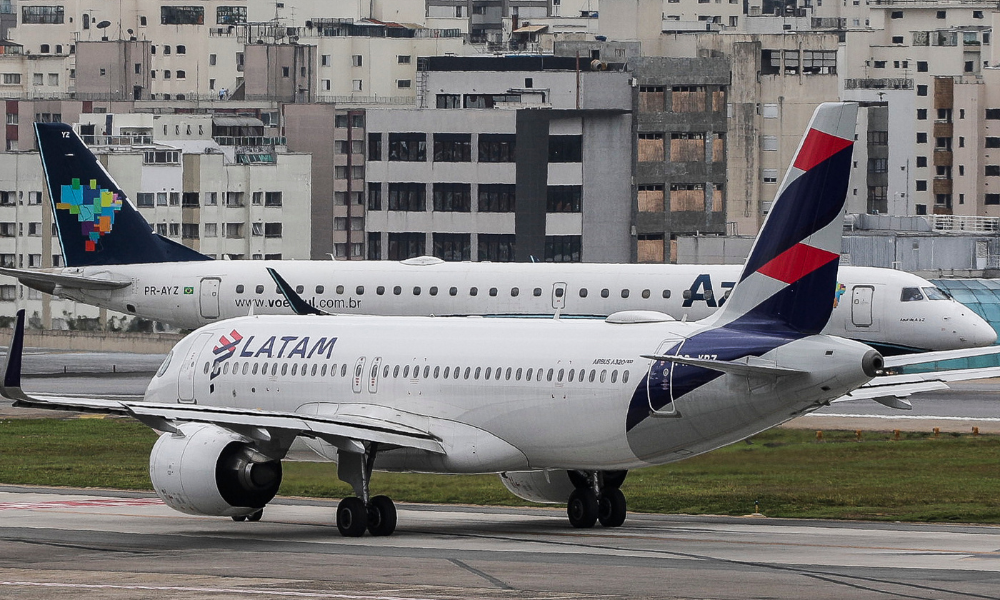Pista de Congonhas fica fechada por 10 minutos após avião colidir com pássaro