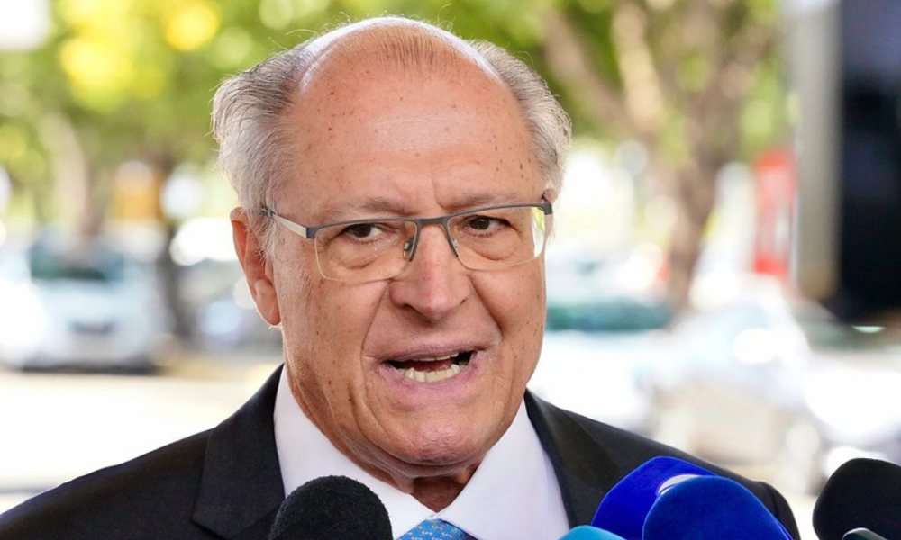 Alckmin diz que clã Bolsonaro cria factoide para desviar atenção do Master 