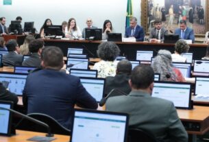 CCJ da Câmara adia análise de PEC sobre redução da maioridade penal