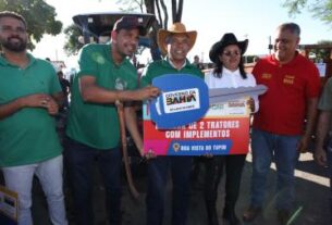 Entrega de equipamentos agrícolas fortalece o desenvolvimento rural de Boa Vista do Tupim | SECOM