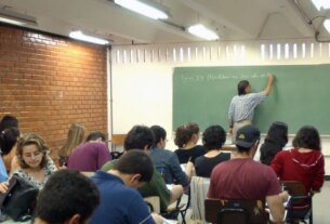 Metade dos professores formados em EAD tem desempenho insuficiente