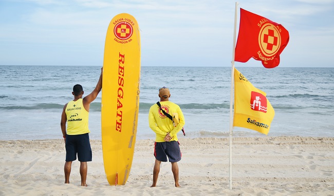 Com previsão de ventos fortes e possibilidade de chuva no final de semana, Salvamar orienta cuidado no banho de mar