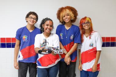 Estudantes criam carrinho de lego que faz limpeza autônoma de praias | SECOM