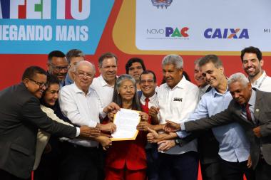 Famílias da Lagoa Grande são beneficiadas com títulos de regularização fundiária, em Feira de Santana | SECOM