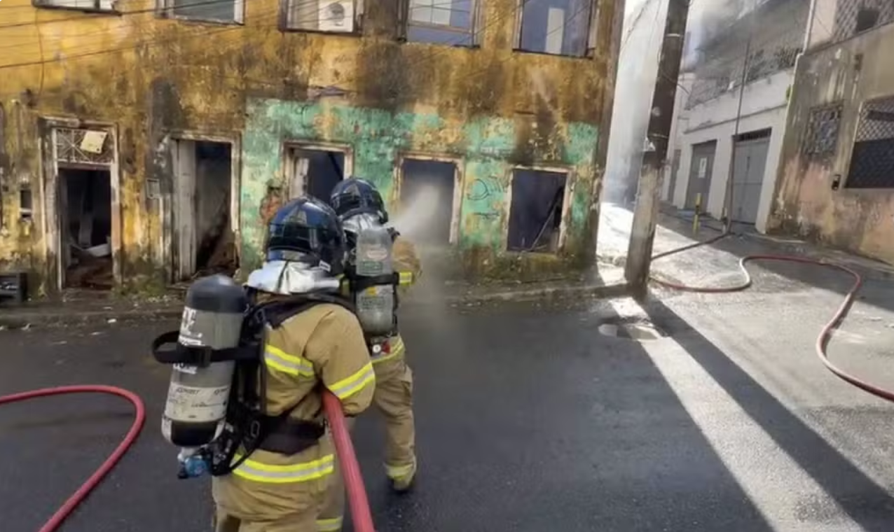 Incêndio atinge casarão abandonado nos Barris e mobiliza bombeiros em Salvador