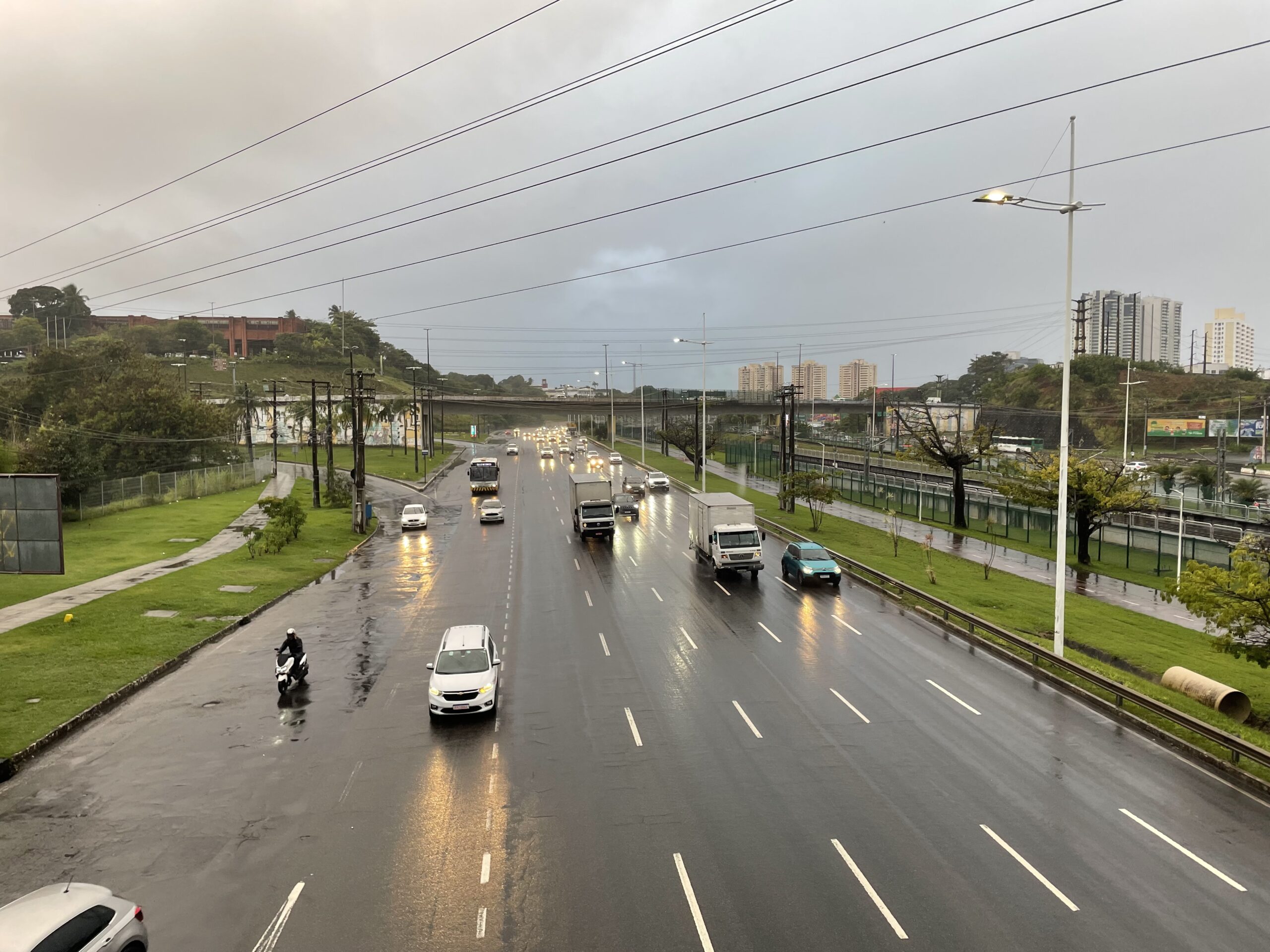 Inmet emite alerta de chuvas intensas para Salvador e mais 159 cidades da Bahia nesta sexta-feira