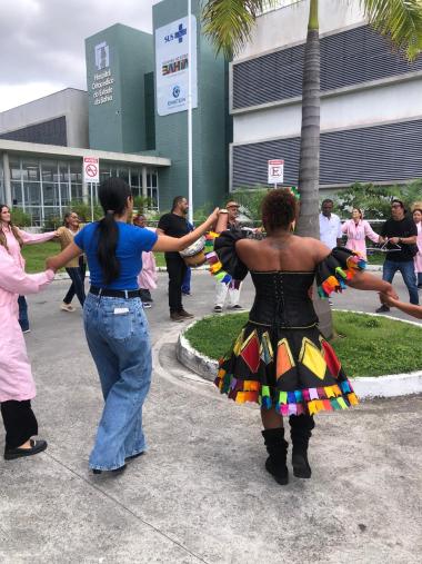 Voluntariado Einstein leva alegria junina e celebra o Dia dos Namorados com pacientes do Hospital Ortopédico do Estado da Bahia | SECOM