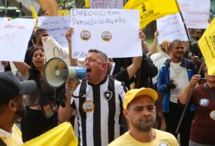 Camelôs protestam contra programa da prefeitura no Rio