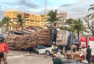 Carga de madeira cai de caminhão, esmaga carro e deixa motorista ferido em Salvador