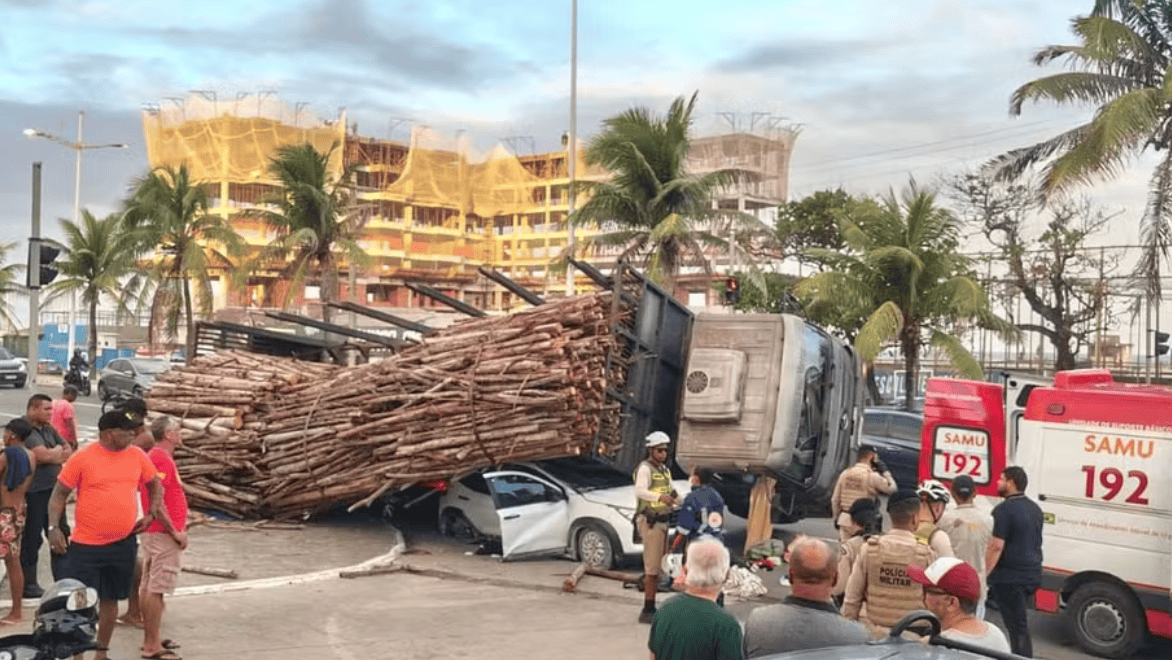 Carga de madeira cai de caminhão, esmaga carro e deixa motorista ferido em Salvador