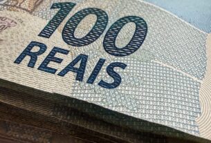 Dólar cai para R$ 5,07, menor nível em um mês; bolsa fica estável