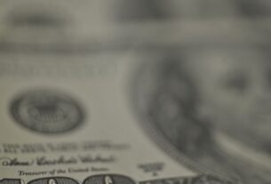 Dólar recua, bolsa cai e petróleo dispara com tensão no Oriente Médio