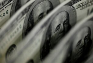 Dólar sobe para R$ 5,11, e bolsa fica estável, apesar de tensão global