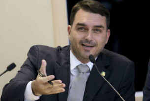 Flávio Bolsonaro viaja aos EUA e afirma que defenderá o Pix em audiência sobre tarifas