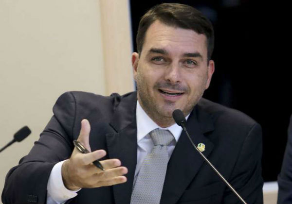 Flávio Bolsonaro viaja aos EUA e afirma que defenderá o Pix em audiência sobre tarifas
