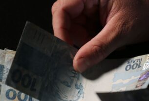 Trabalhadores nascidos em setembro e outubro recebem abono salarial