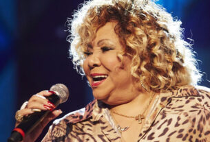 VÍDEO: Alcione sofre queda durante show após cadeira ser retirada do palco