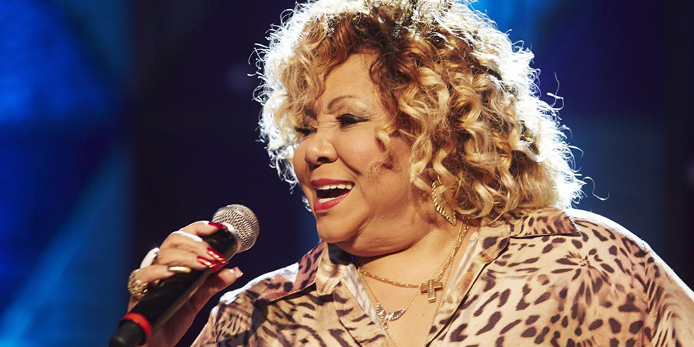 VÍDEO: Alcione sofre queda durante show após cadeira ser retirada do palco