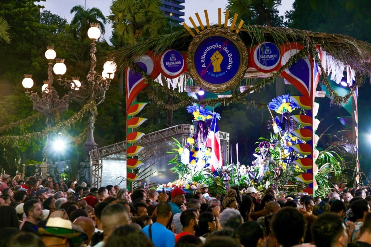 Volta da Cabocla e show de Mariene de Castro levam multidão às ruas em celebração do 2 de Julho