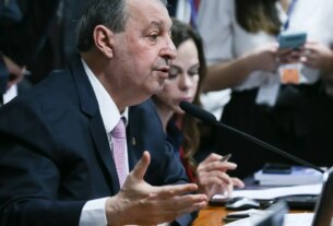 Relator da CCJ do Senado vota a favor da PEC do fim da escala 6x1