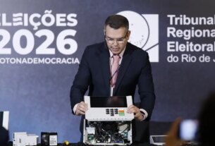 TRE-RJ abre urna para o público e defende segurança do voto eletrônico