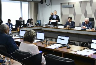 CCJ do Senado aprova PEC que acaba com jornada 6x1