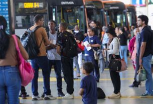 Setor de serviços fica estável em julho e sobe 2,4% em 12 meses