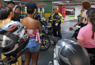 Transalvador orienta motociclistas sobre segurança viária durante ação no Center Lapa – Prefeitura Municipal de Salvador
