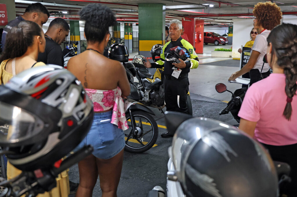 Transalvador orienta motociclistas sobre segurança viária durante ação no Center Lapa – Prefeitura Municipal de Salvador