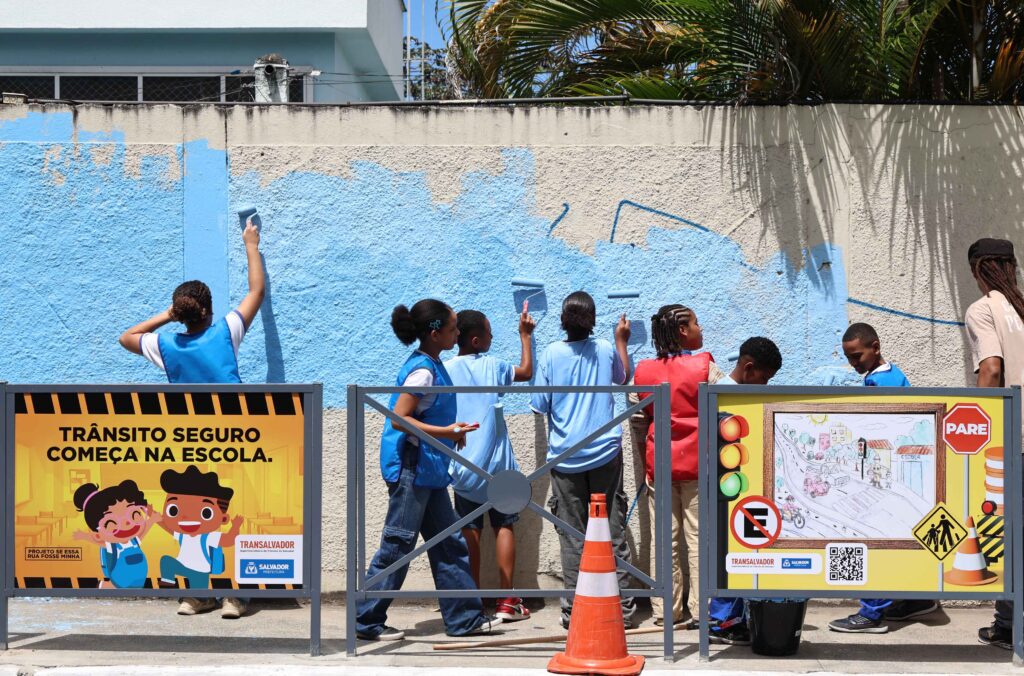 Transalvador realiza projeto que revitaliza sinalização de trânsito em ambiente escolar – Prefeitura Municipal de Salvador