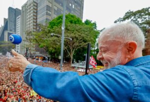 Ato pela reeleição de Lula leva milhares à Avenida Paulista