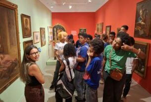Estudantes da rede estadual de Salvador conhecem acervo de obras de arte durante visita guiada a museus da cidade | SEC