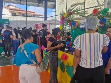Estudantes da rede estadual participam de feira de empreendedorismo | SEC