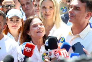 Flávio Bolsonaro faz ato no Rio ao lado de Douglas Ruas